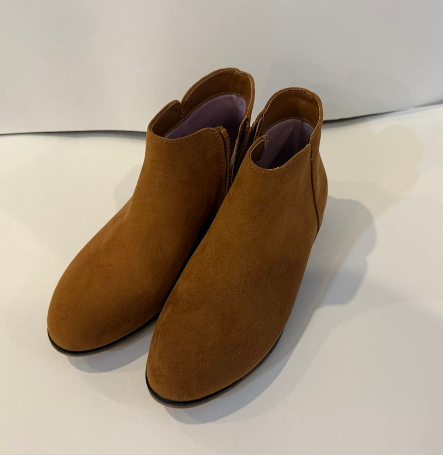 Seller # 142 Girls Cat & Jack size 3 brown boots