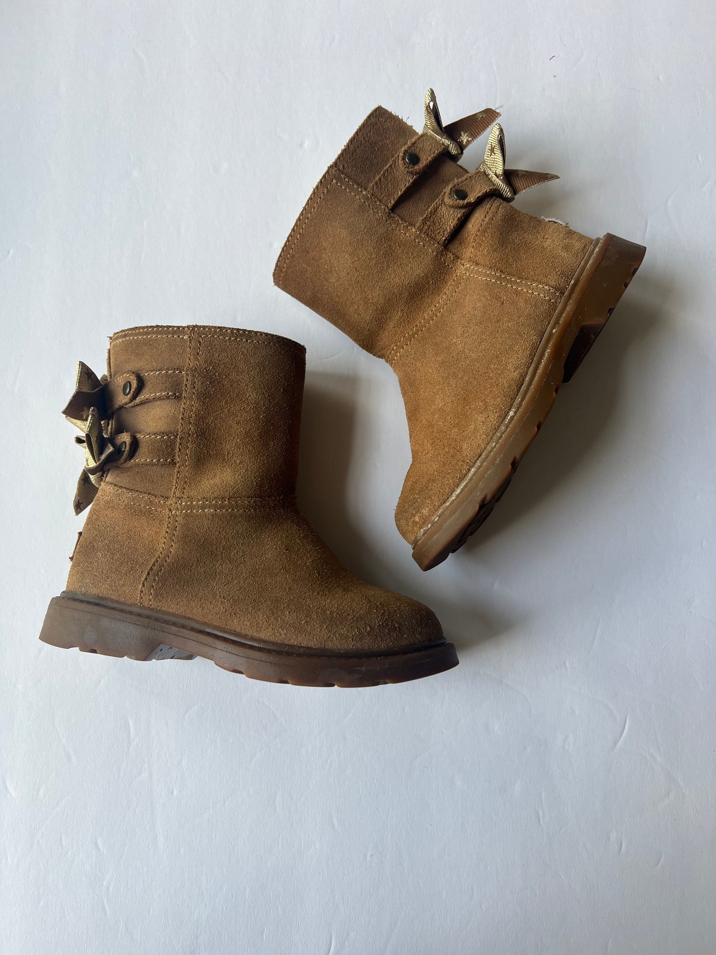 #180 Girls size 9 Ugg Tillee bow boot VGUC