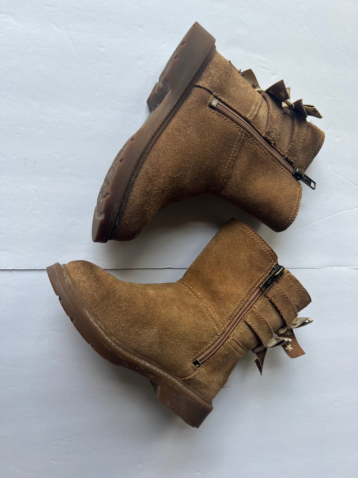 #180 Girls size 9 Ugg Tillee bow boot VGUC