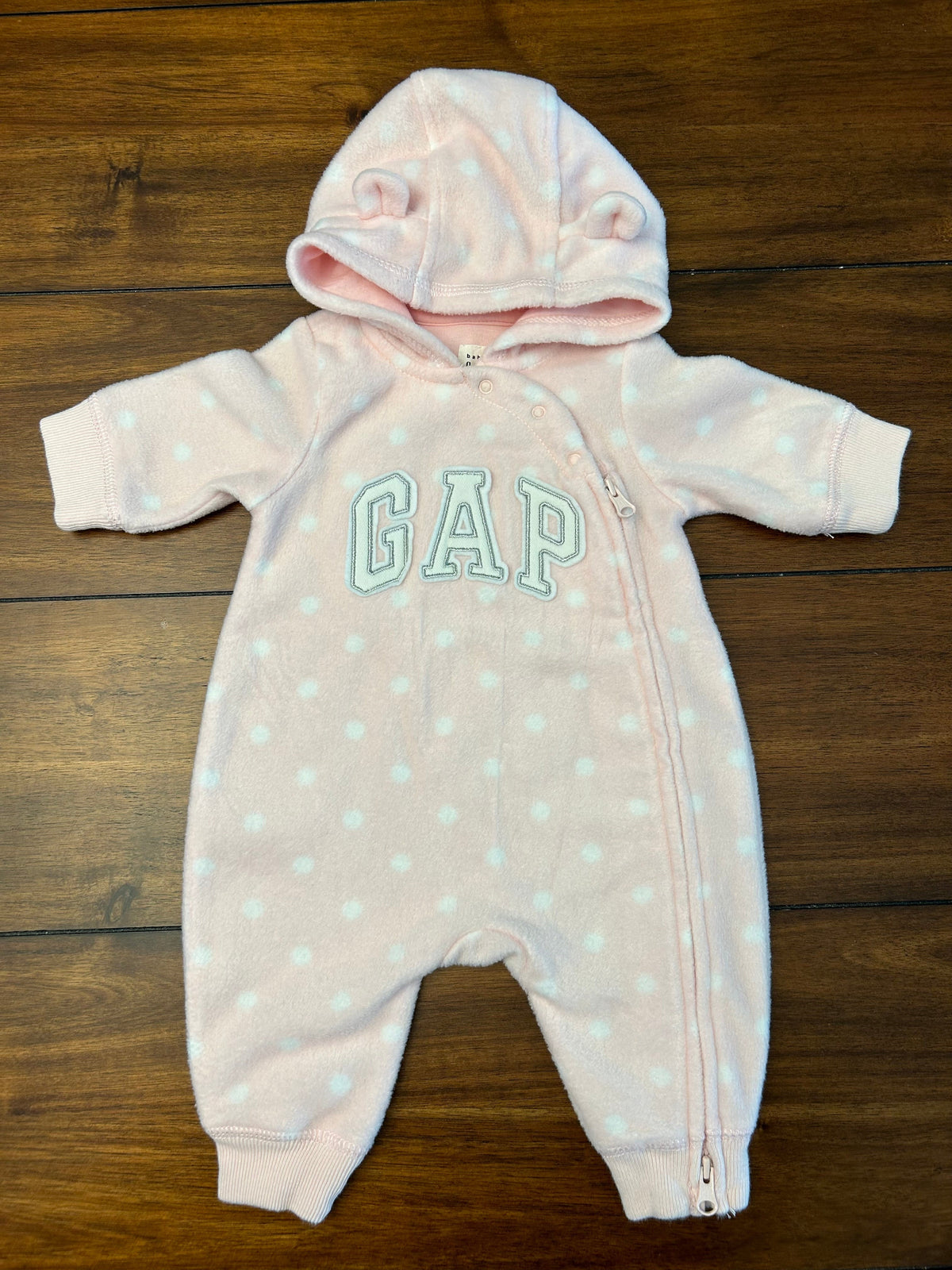 #197 Gap Girls Size 0-3M Light Pink with White Polka Dot GAP Logo Appliqué Fleece Hooded Footless Zippered One Piece