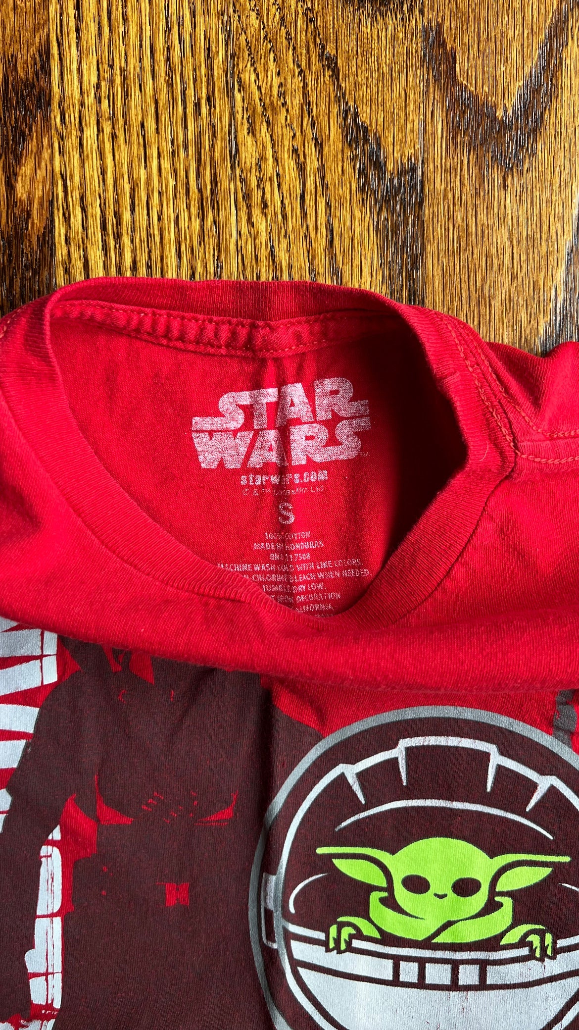 Seller #115 - REDUCED Star Wars Boys Size Small Red Mandalorian Tee, VGUC