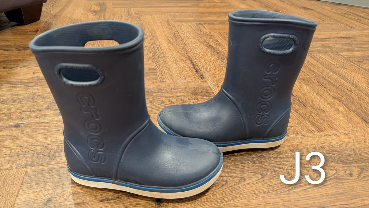 #3 Navy Crocs rain boots, size J3