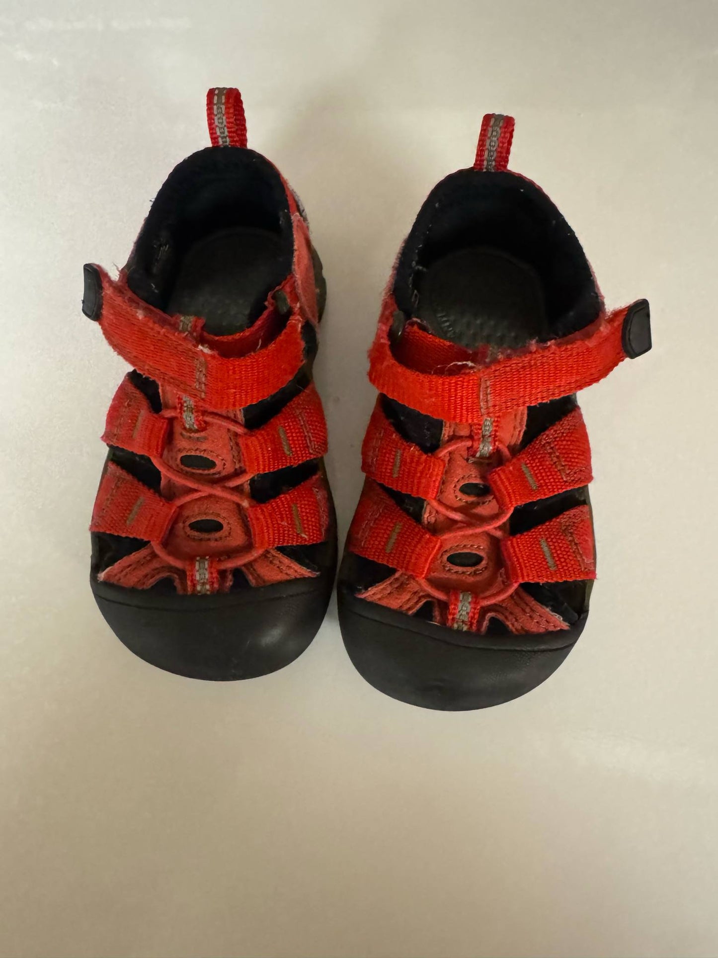 REDUCED #92 Boy/girl size 7 KEEN sandles hiking /water