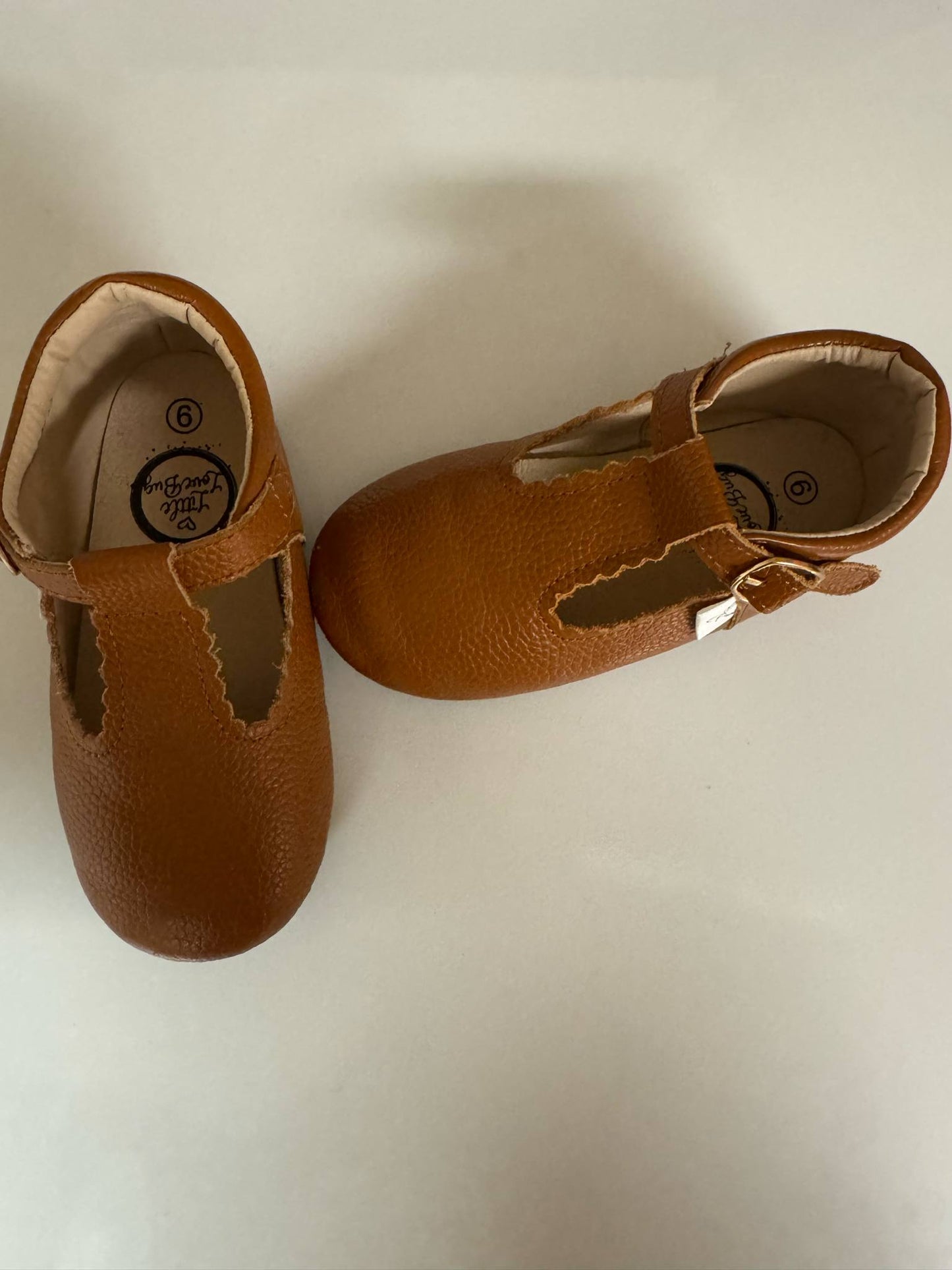 REDUCED #92 Girls size 9 brown leather pecan t bar shoe like new. Little love bug