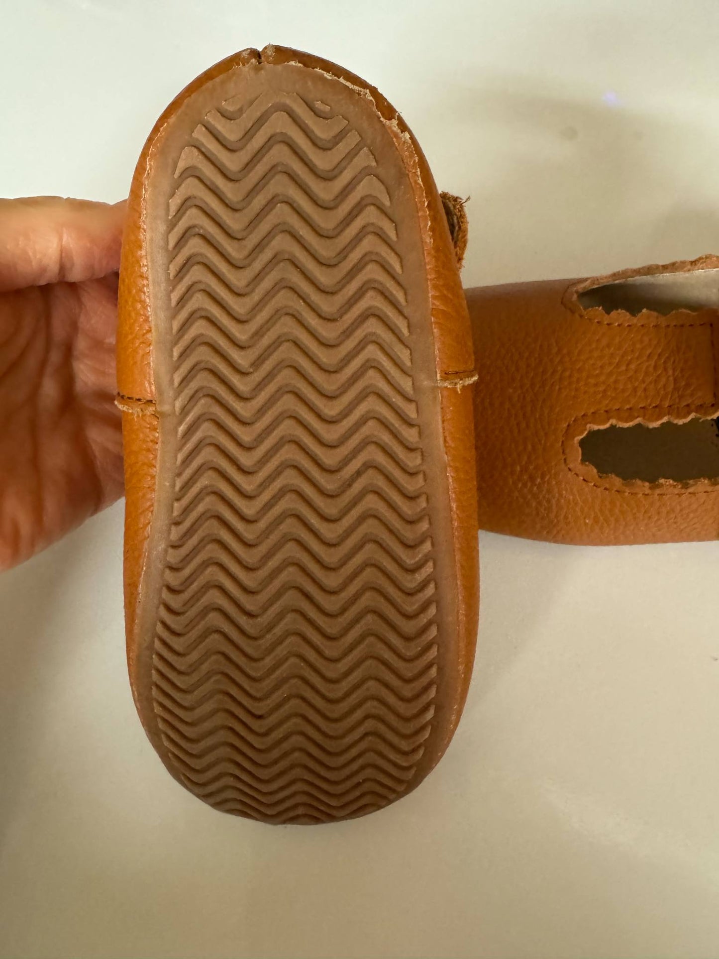 REDUCED #92 girls size 8 brown leather pecan t bar shoe like new. Little love bug