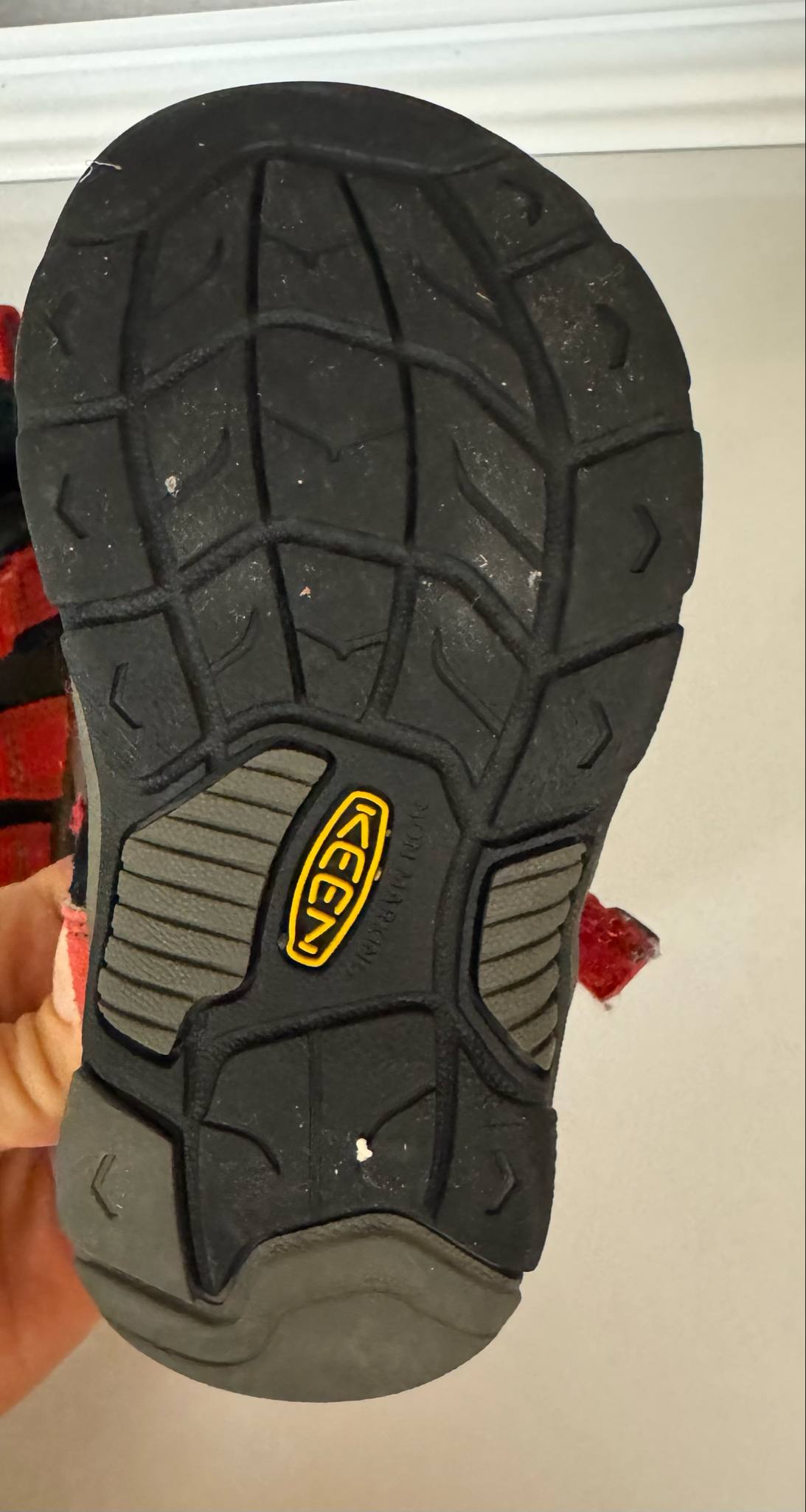 REDUCED #92 Boy/girl size 7 KEEN sandles hiking /water