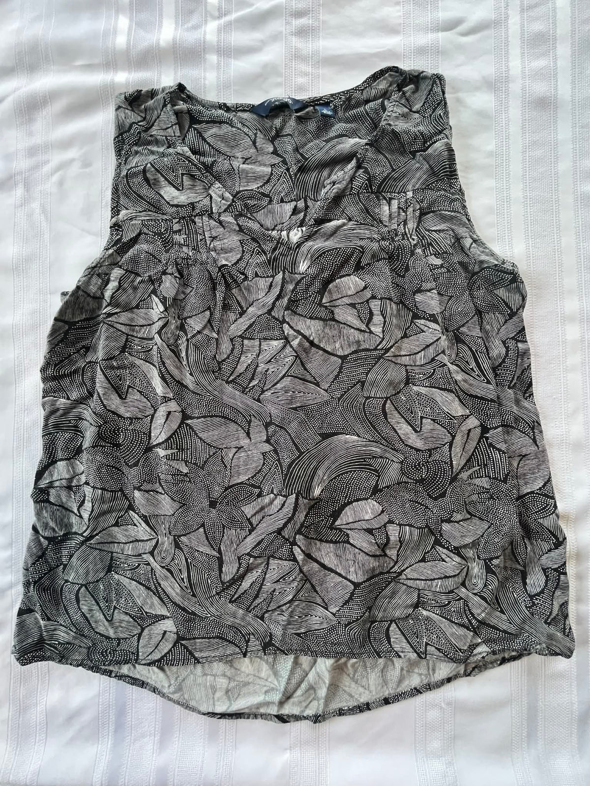 #43 Women’s Large sleeveless shirt EUC