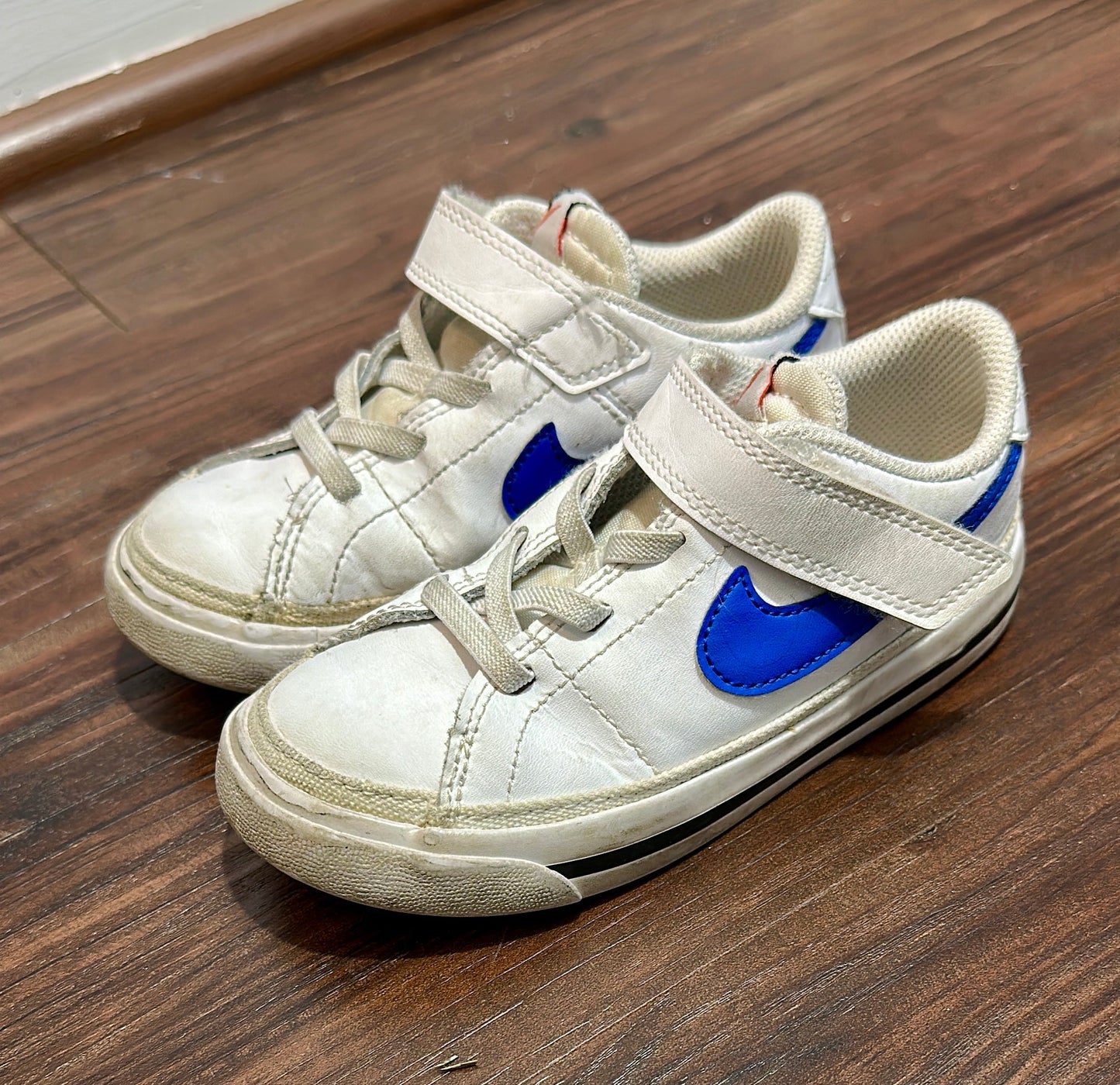 #162 Nike White and Blue Sneakers size 9