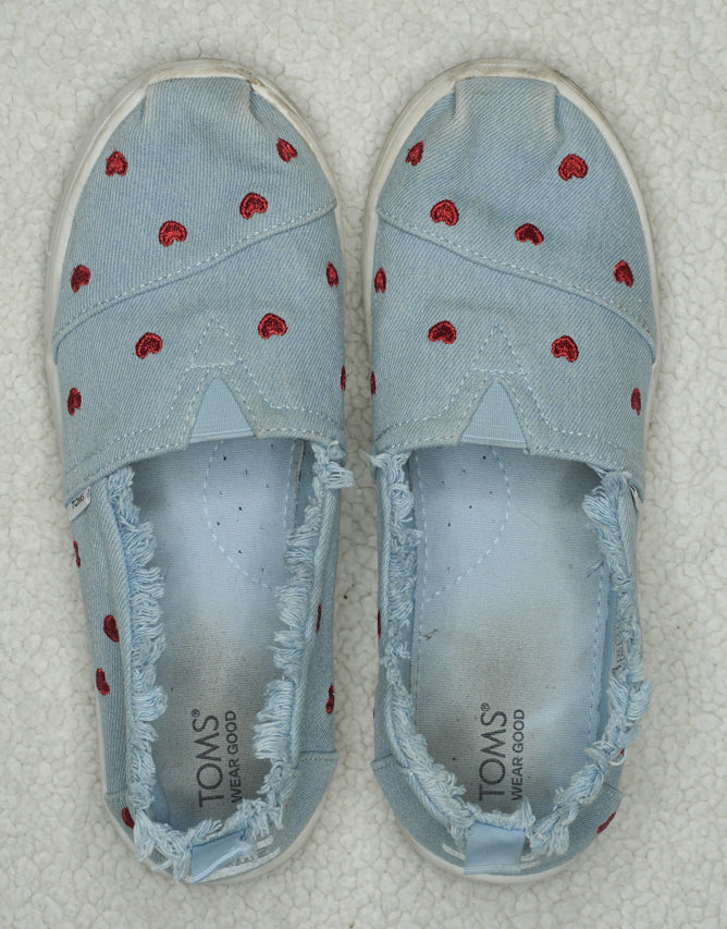 #31 Girls' Heart Embroidered Toms, Size 4