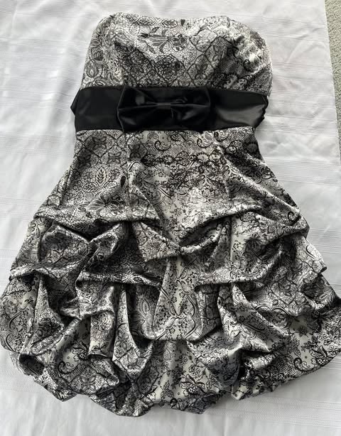 #29 Junior Size 7 Strapless Holiday Dress EUC