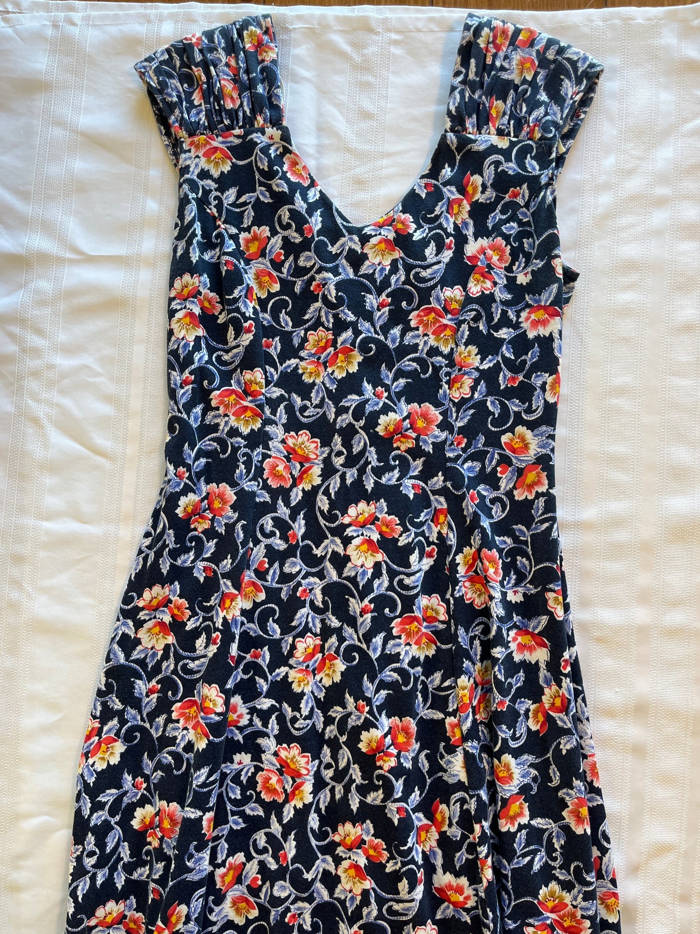 #29 Women’s size M calf length dress EUC
