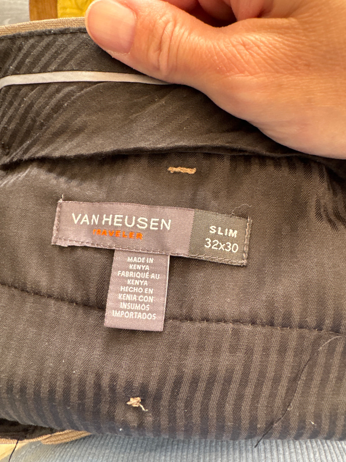 #149 Men’s VanHuessen Slim Traveler 32x30 dress pants