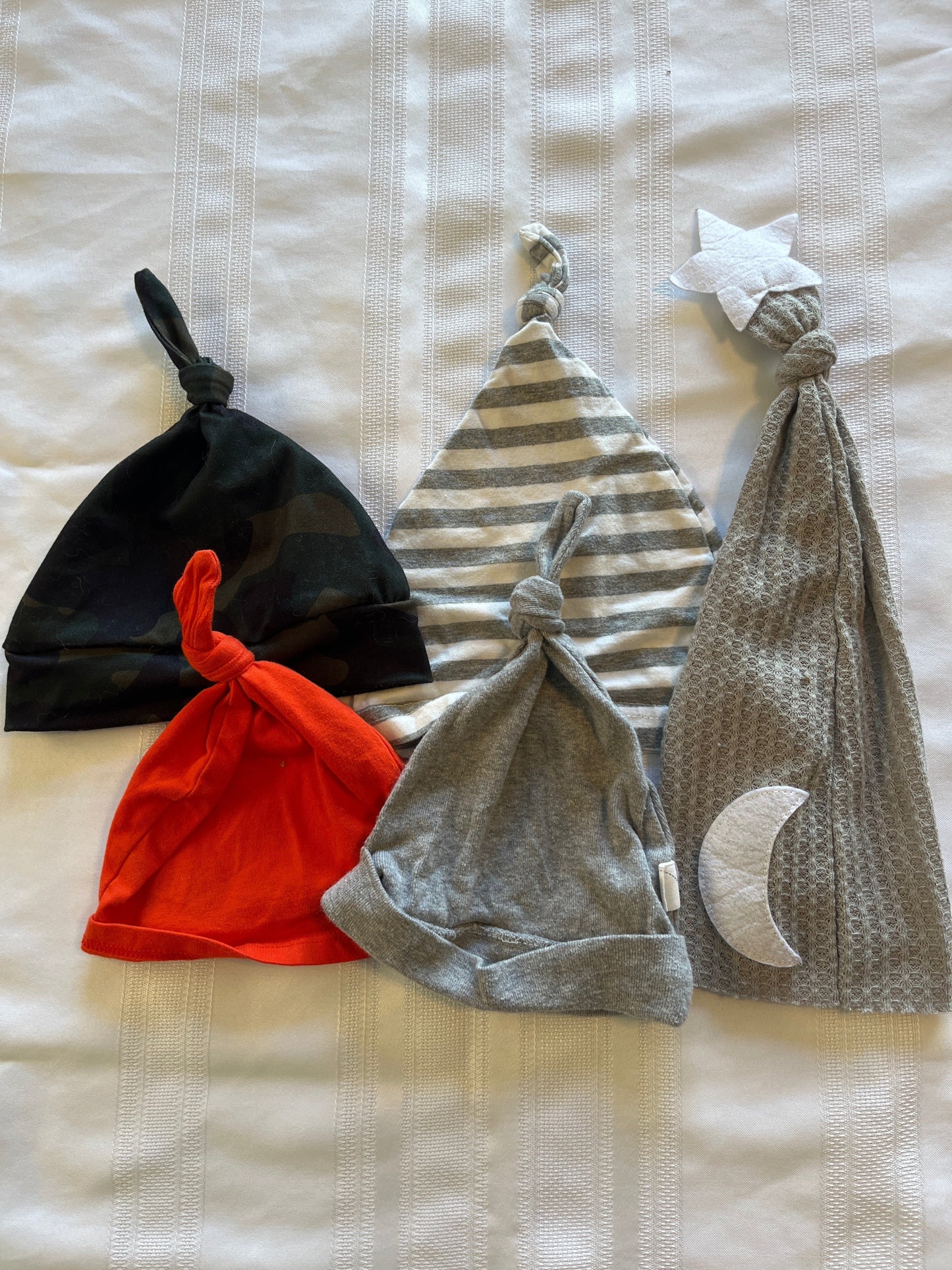 #29 0-3 mo knot hats EUC