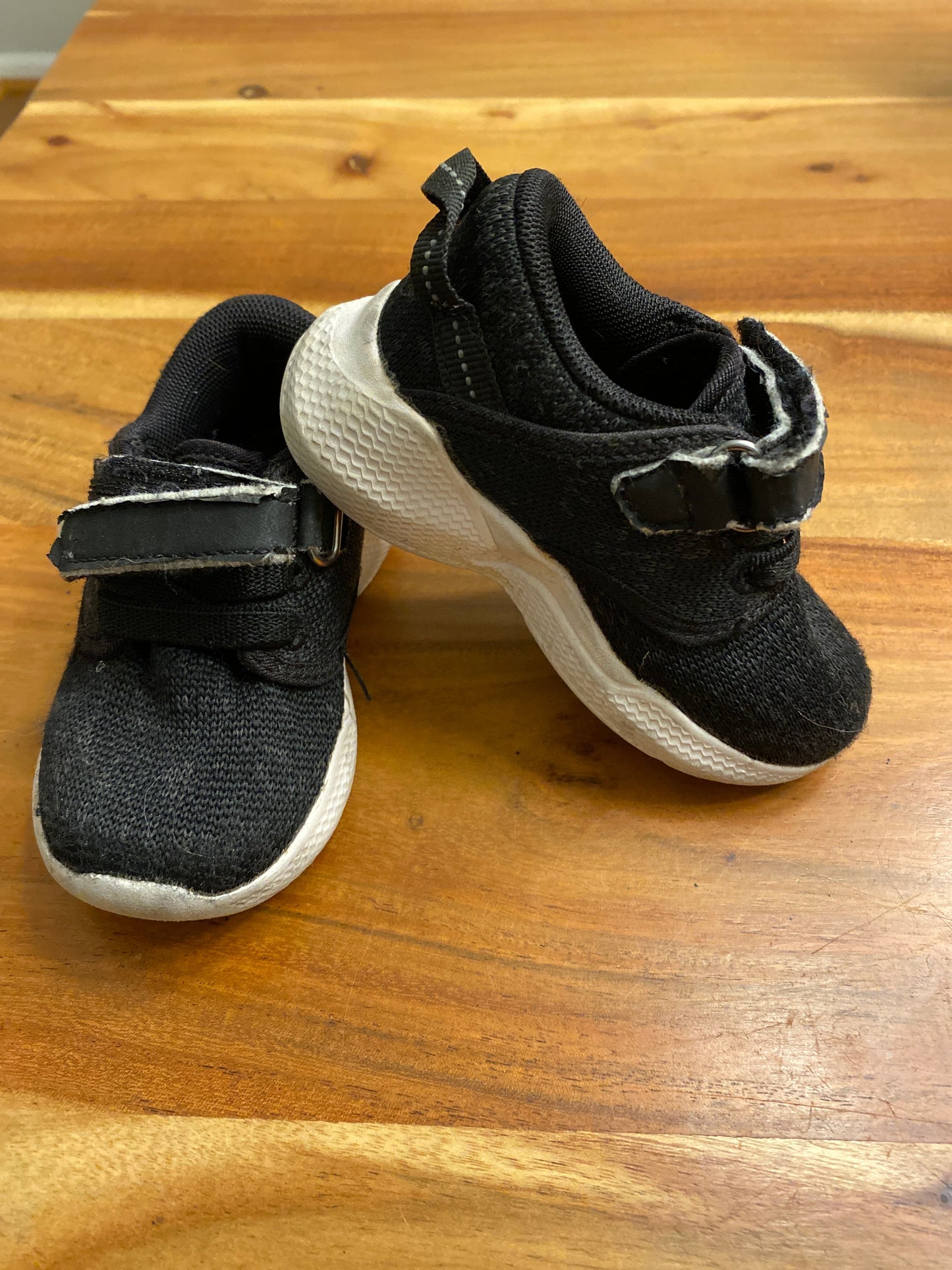 Seller #86 *REDUCED* Boys black sneakers (size 5)
