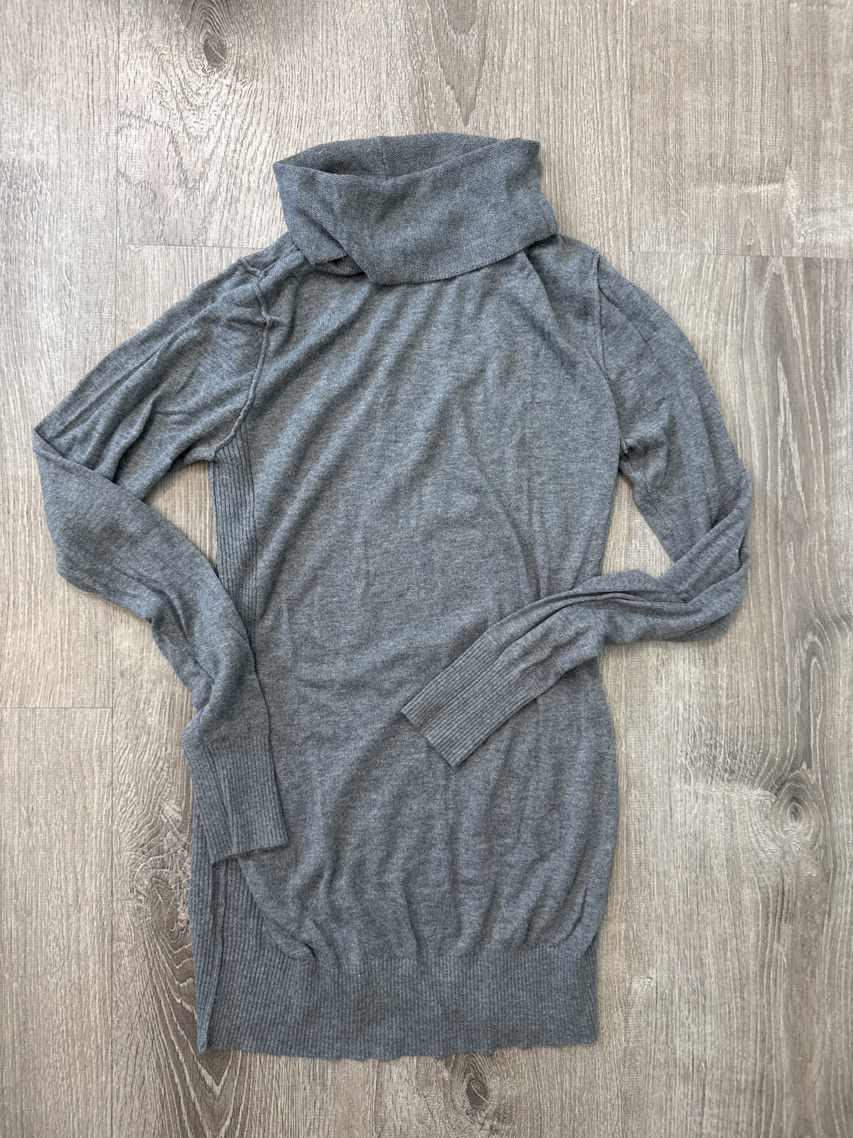 #149 Women’s S Liz Lange maternity tunic sweater