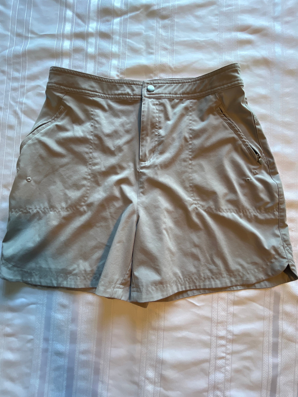 #43 Women’s size 8 Reel Legends shorts EUC