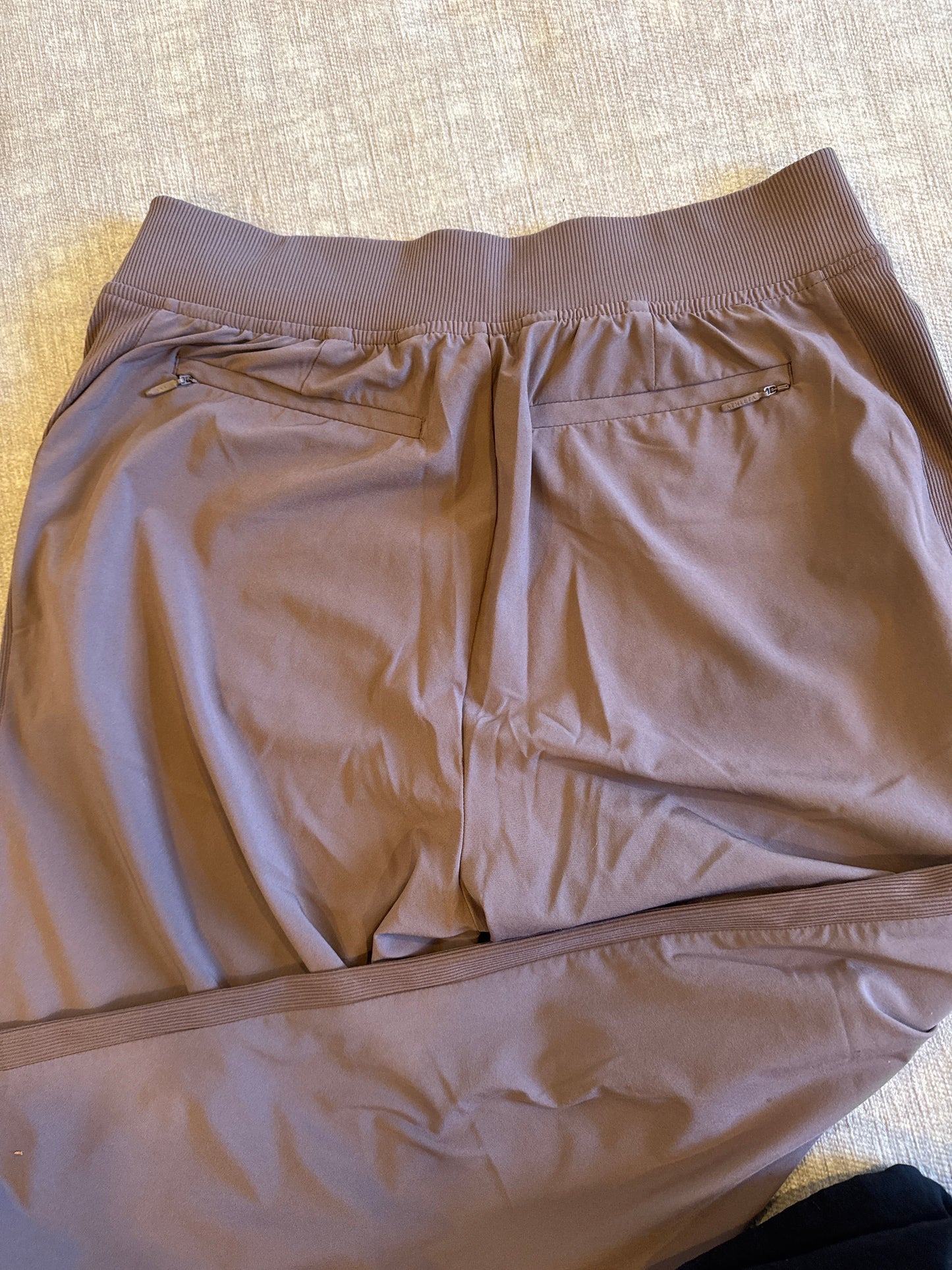 Seller #127 Women’s Athleta Brooklyn Ankle pant size 4