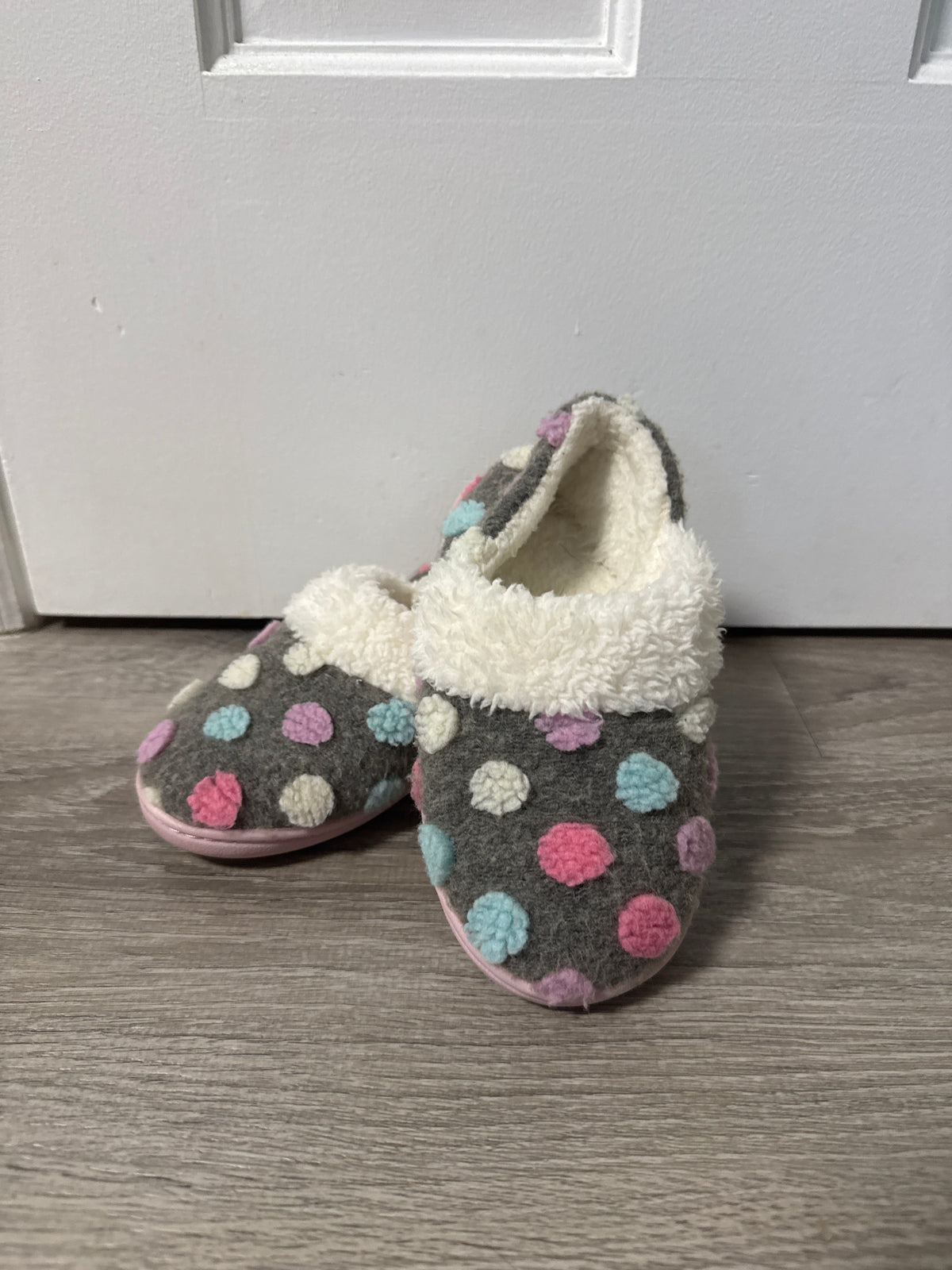 #149 Girls 9/10 slippers