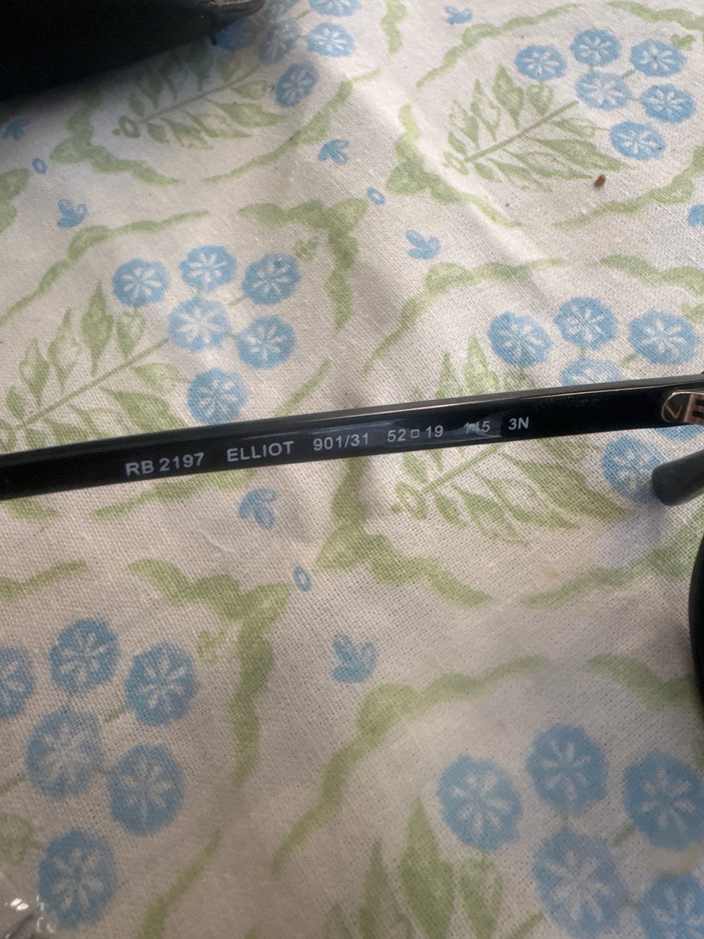 Seller 108 Women’s RayBan 2197 “Elliot” EUC- Black