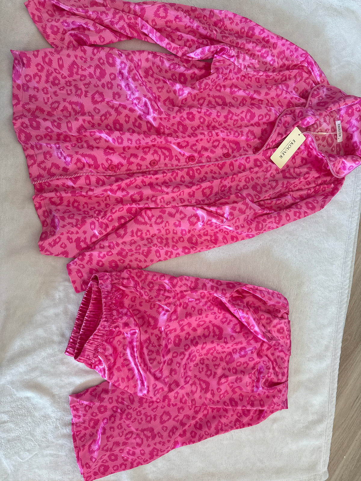 #81 women’s medium cheetah valentine pjs nwt