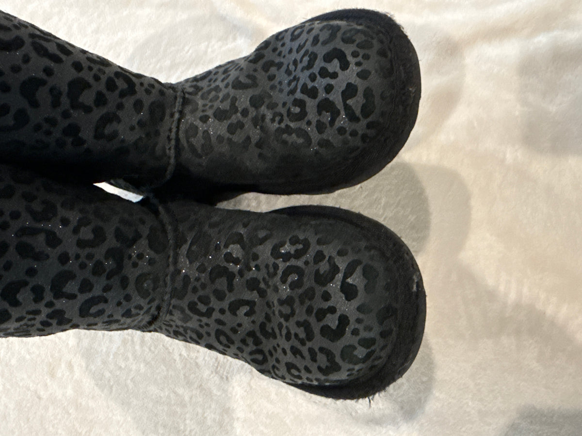 #81 Girls Shoe 1(13) tag says 1 but they’re snug so I suggest a 13 black cheetah uggs