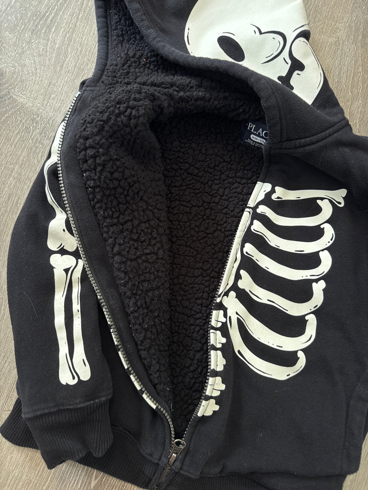 #149 Boys children’s place 7/8 thick glow in the dark Halloween skeleton hooded sweatershirt