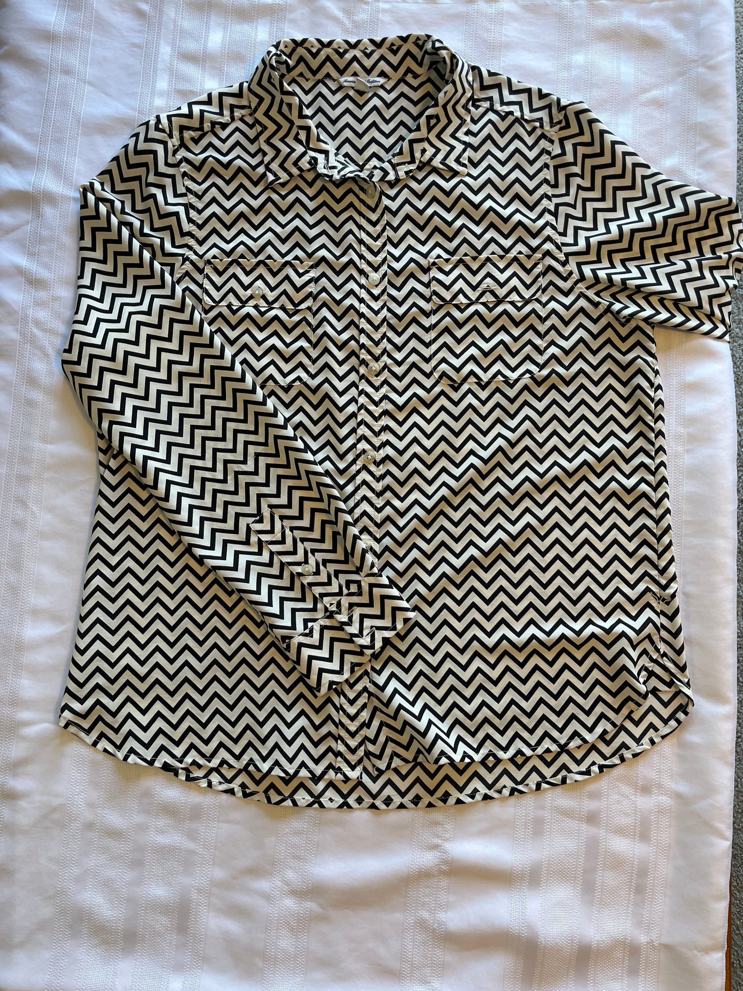 #29 Women’s size XL American Eagle silky over shirt EUC