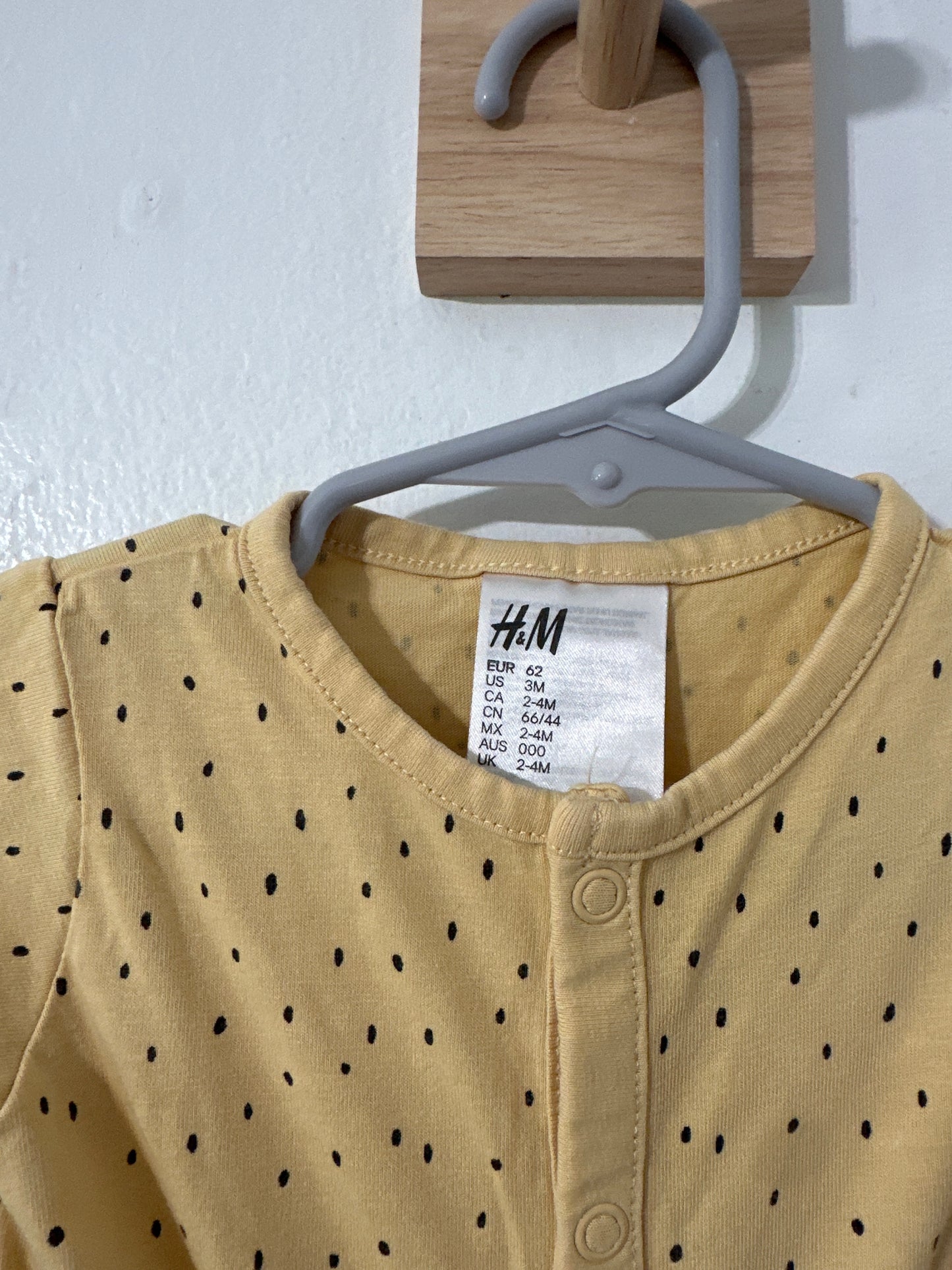 #111 H&M Baby Gender Neutral Button Up Romper 3 month