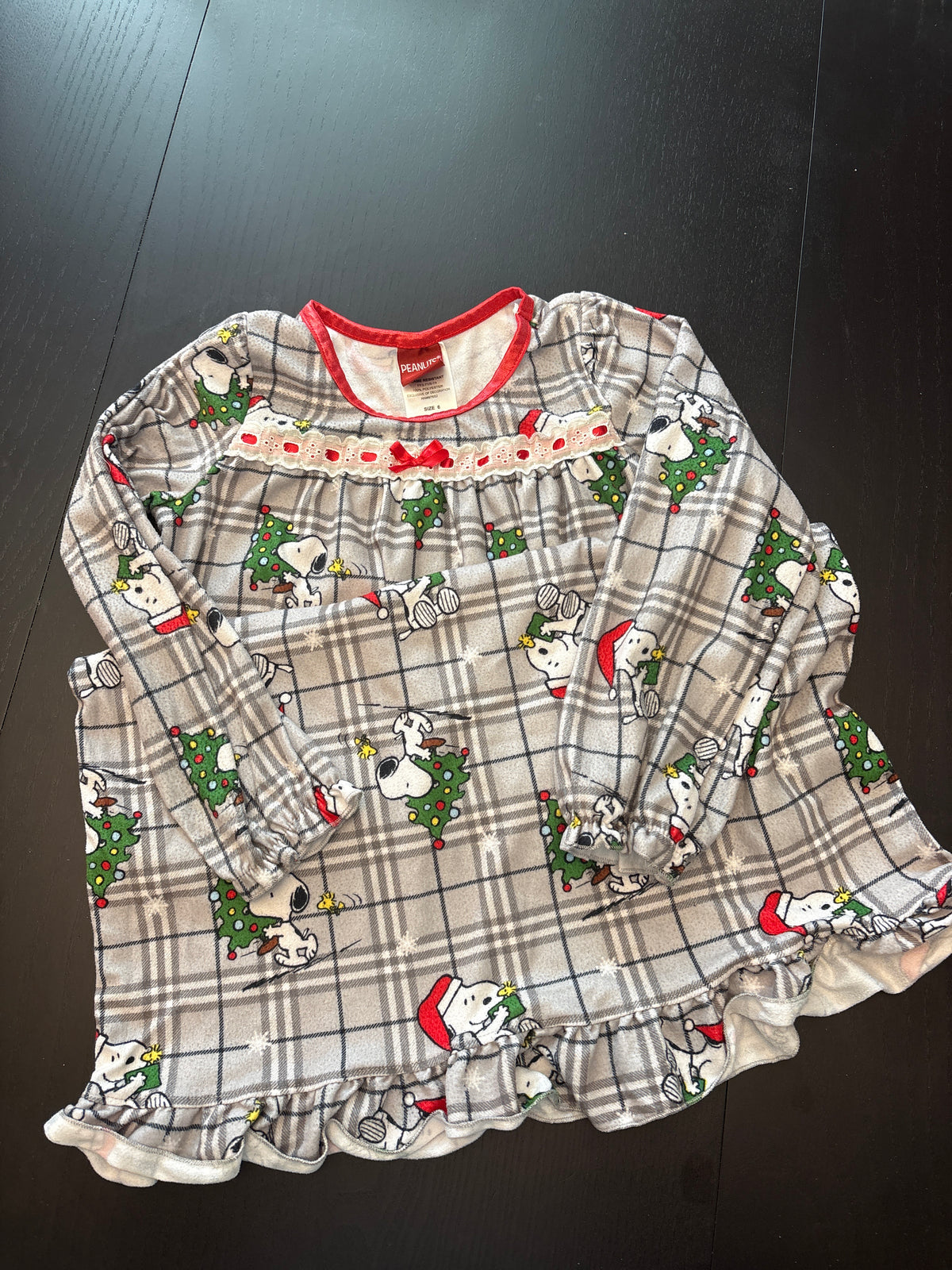 #166 girls Peanuts sz6 nightgown