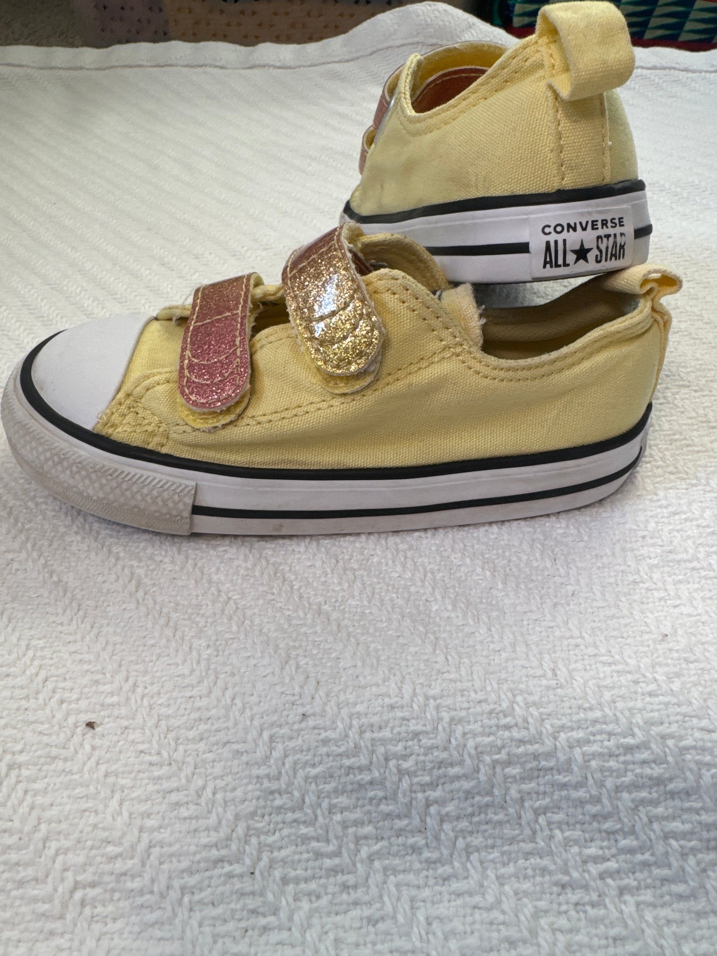 Seller #127 Girls Converse shoes size 8