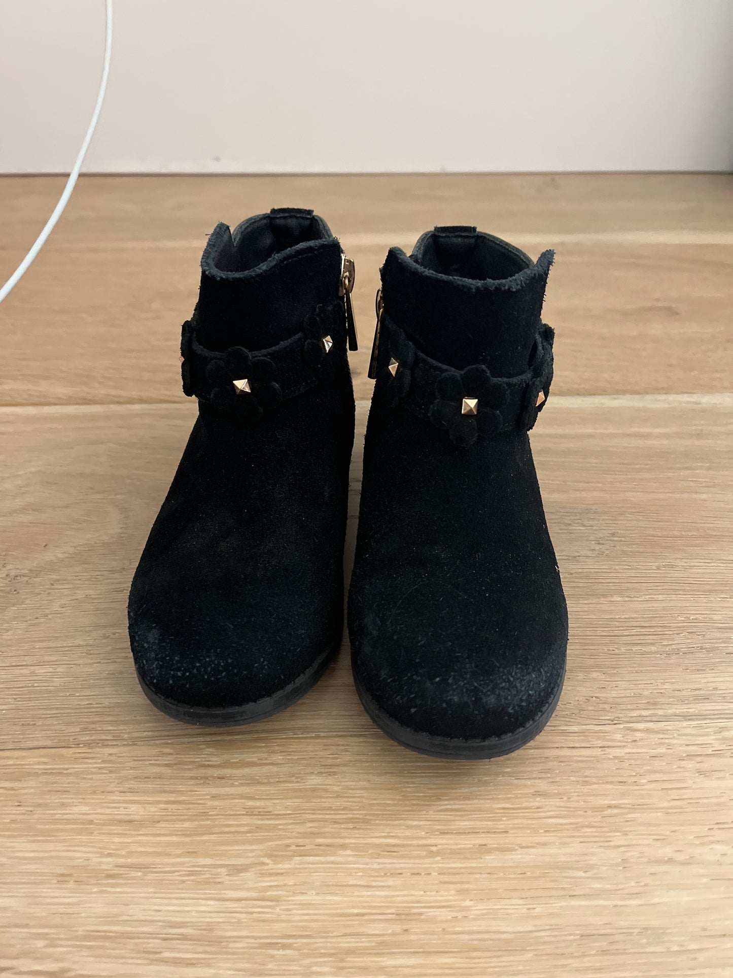 #110 Girls Size 9 Michael Kors Black Suede Booties