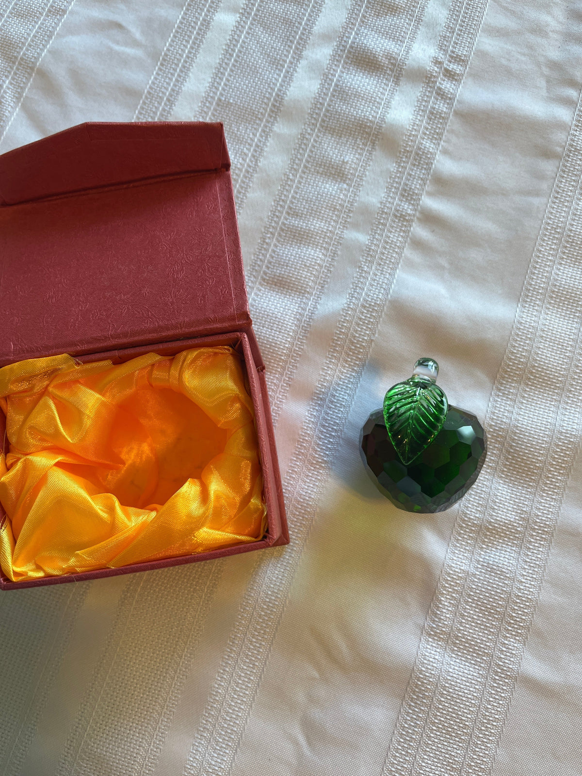 #43 Glass apple- perfect teachers gift! new with box