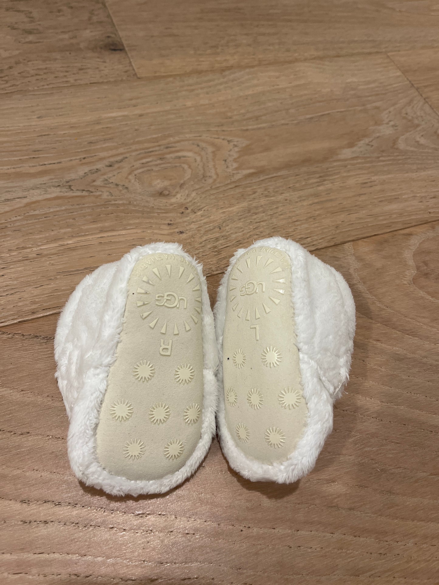 #110 Infant/Newborn White Shearling Ugg booties Size 0/1