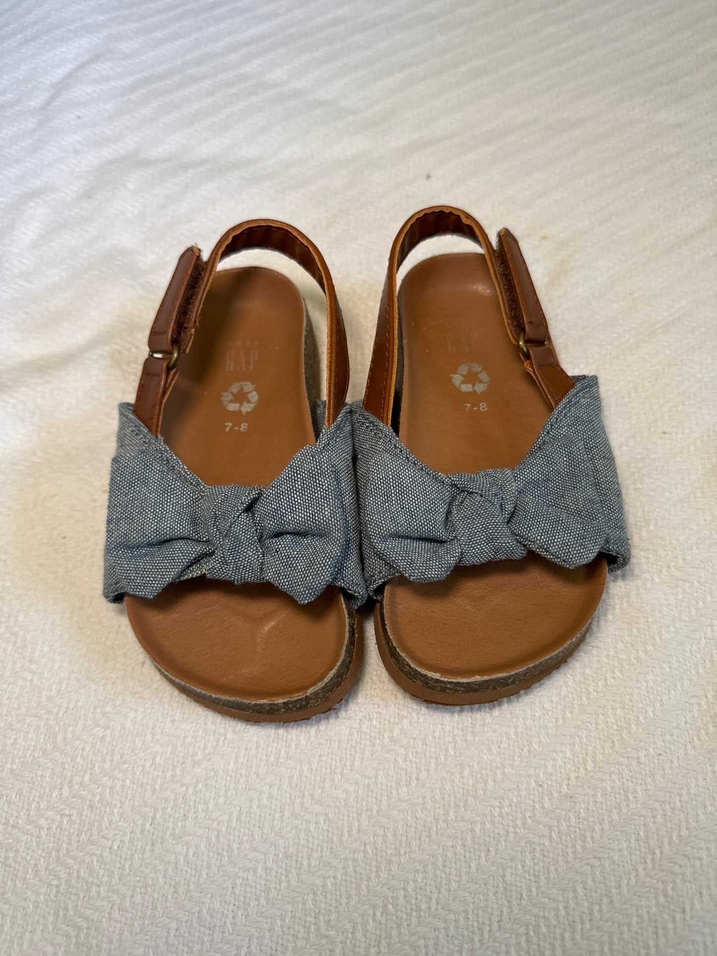 Seller #127 Girls Gap sandals size 7-8
