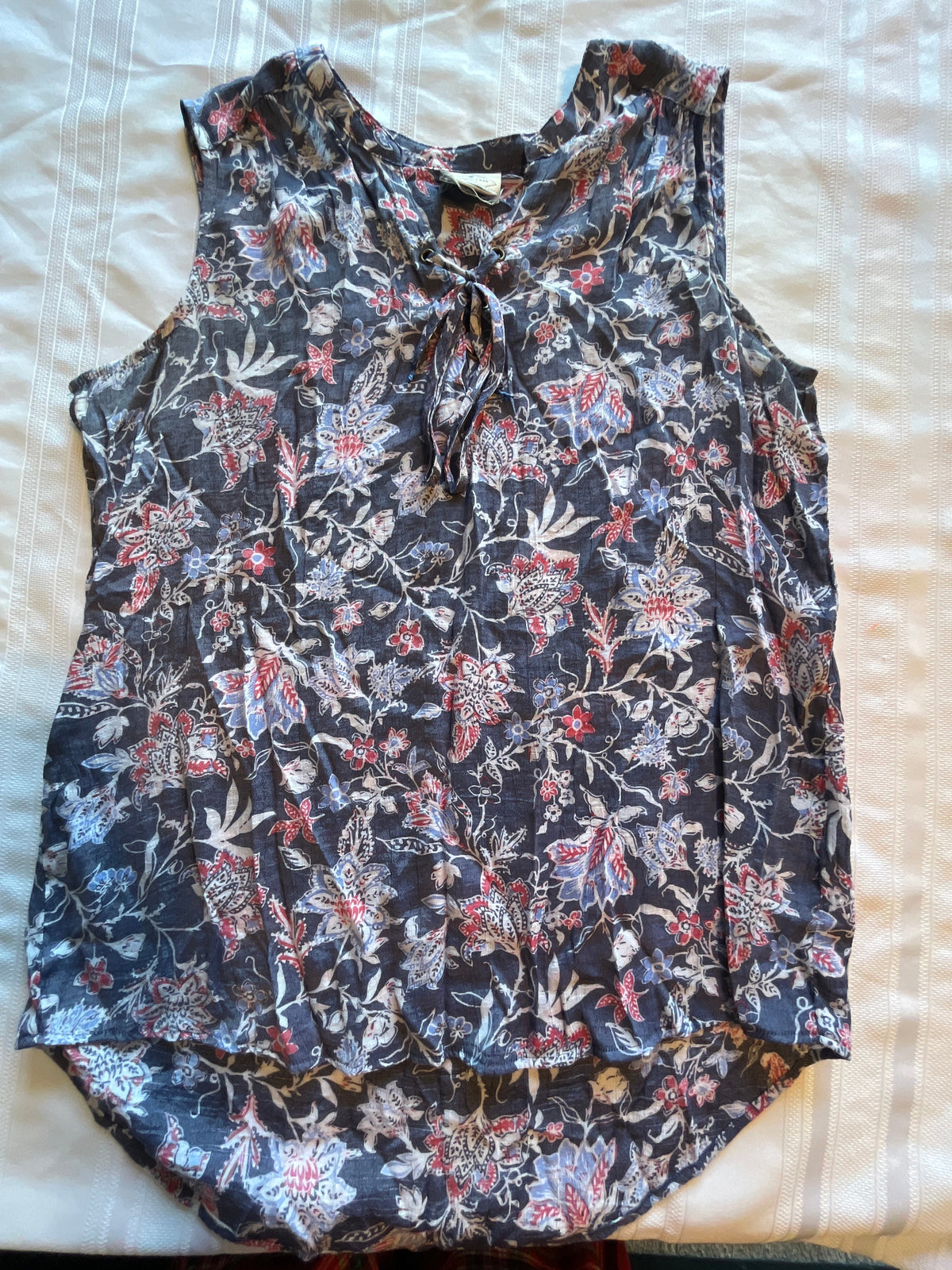 #43 Women’s medium/large St. John’s bay sleeveless shirt VGUC