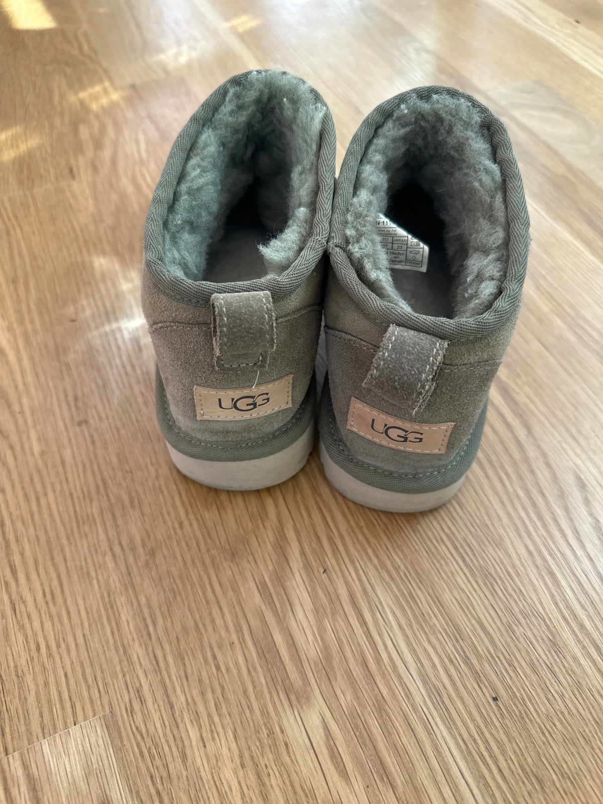 #130 Uggs Women’s Sz 6 Mini Boots