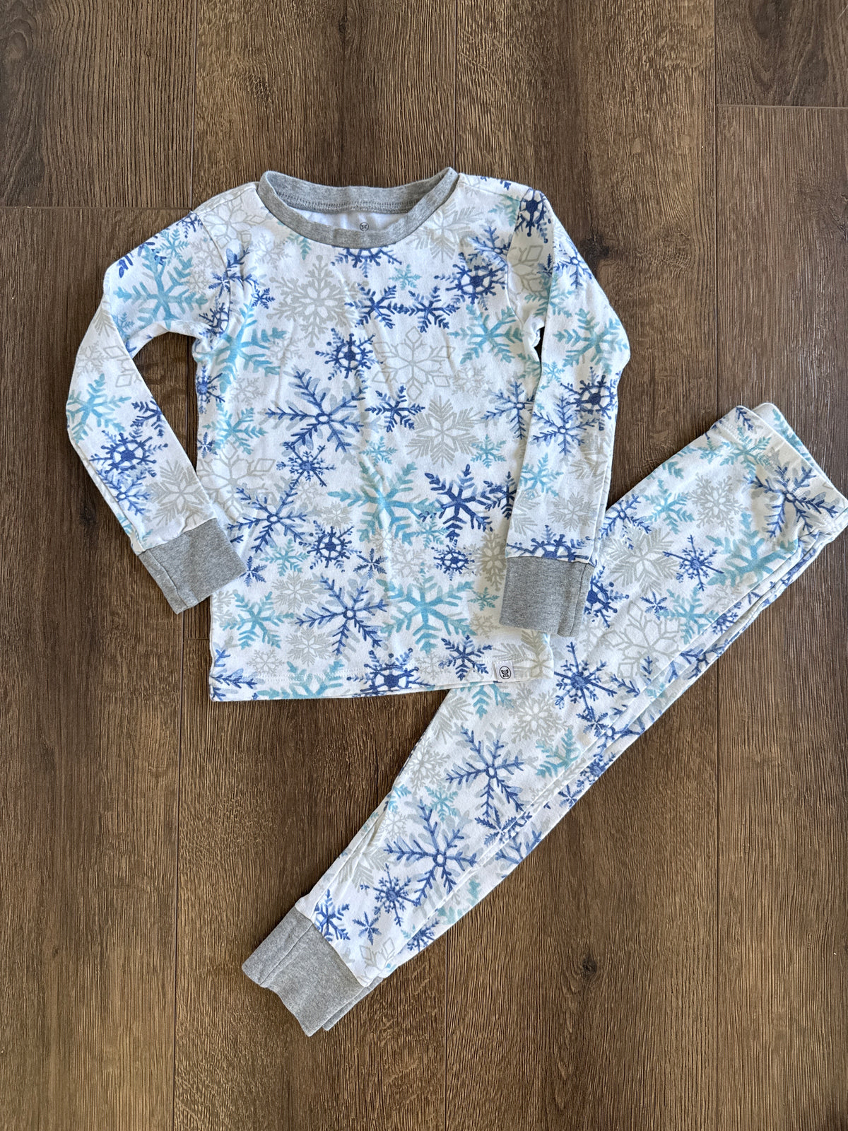 #173 Boys 4T Honest Company long sleeve pajamas (snowflakes)