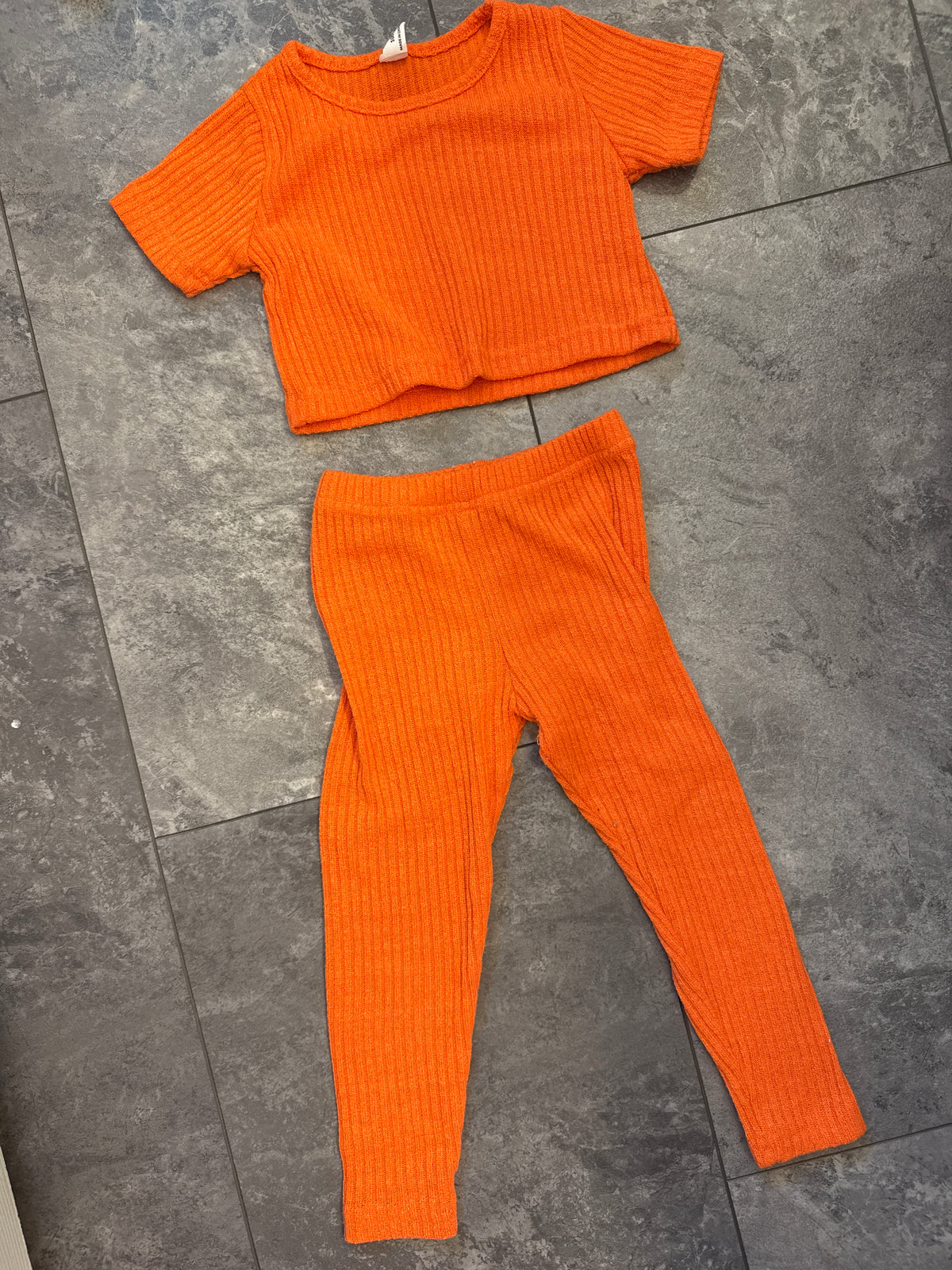 #149 Girls 4 orange crop shirt and leggings