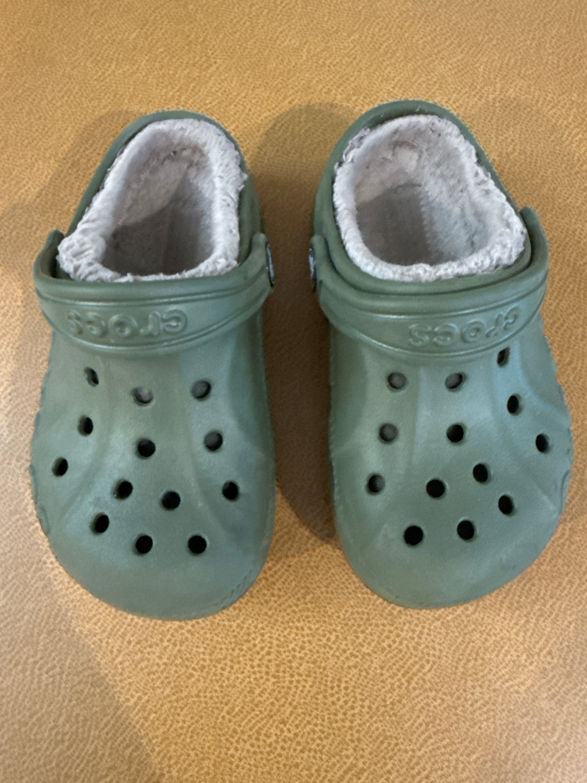 #87 size C9 olive green fur lined crocs VGUC