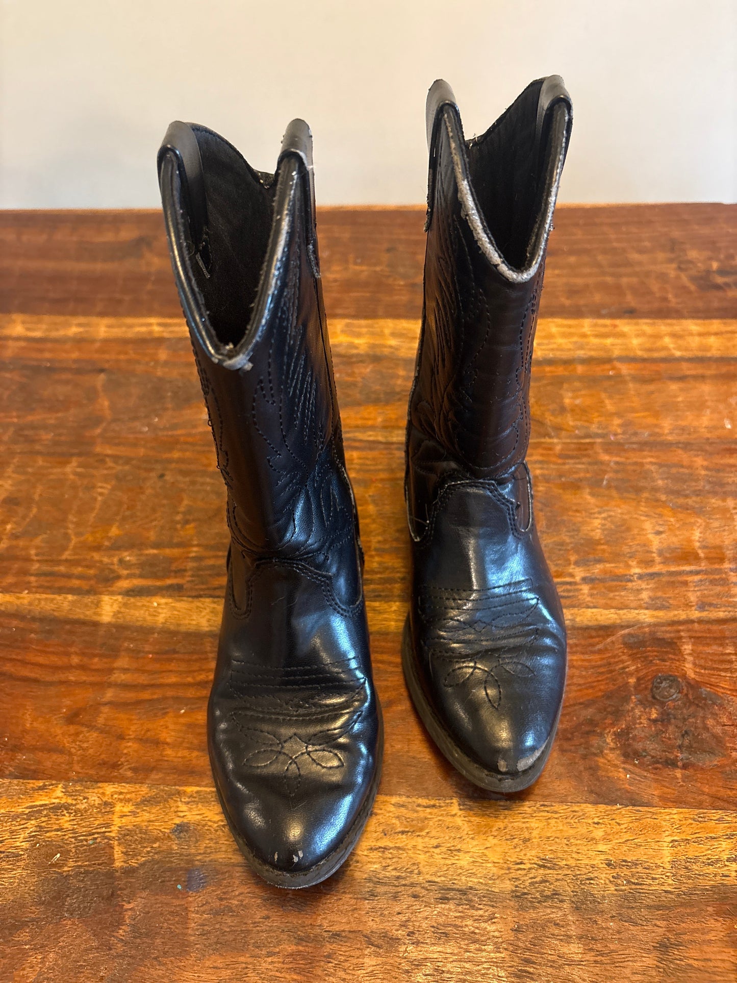 #182 size 13 black cowboy boots- unisex