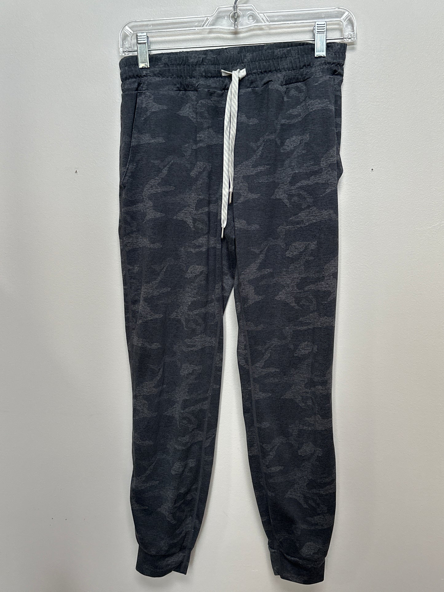 #133 Vuori Women’s Sz Small Camo Joggers Pants Leggings