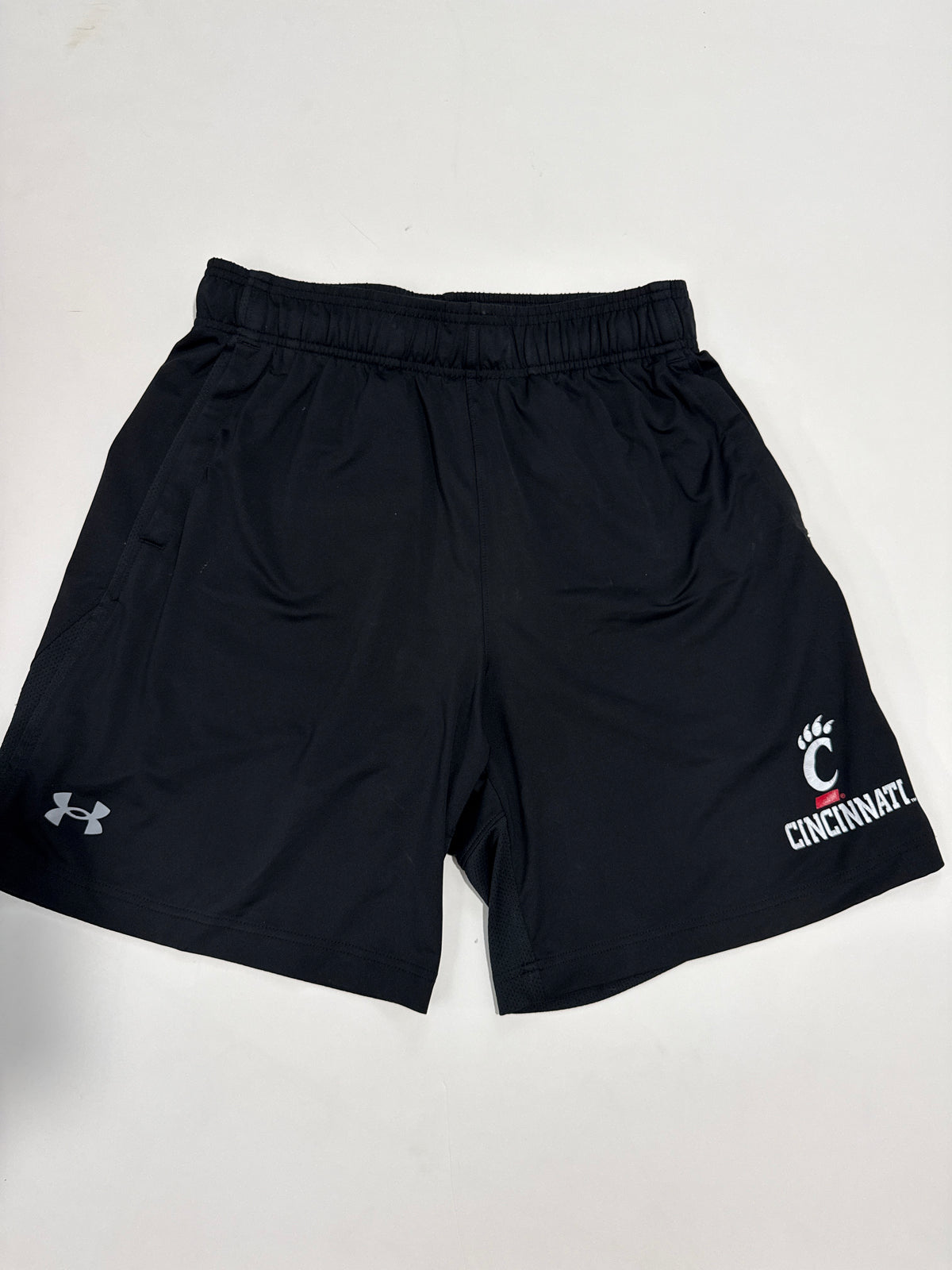 #64 Men’s UC Bearcats Under Armour Athletic Shorts M