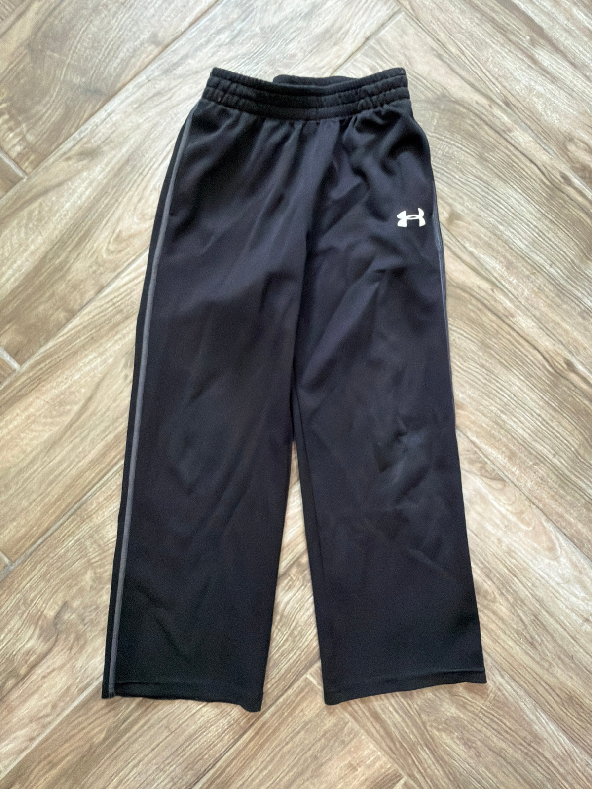 #198 size 6 boys Under Armour pants
