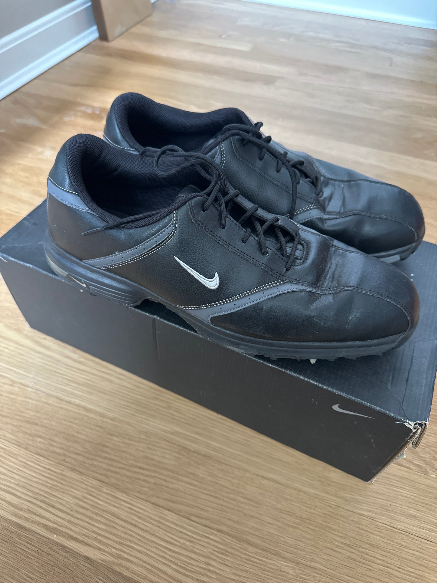#130 Men’s Sz 12 Nike Heritage Golf Cleats
