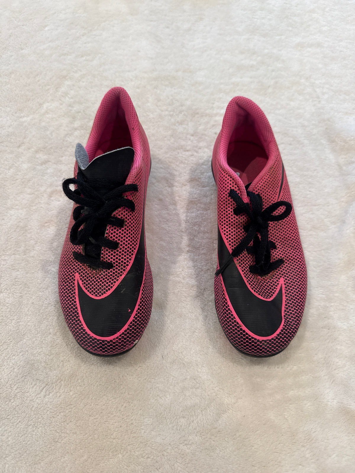 #81 Girls Shoe 1 Nike pink soccer cleats