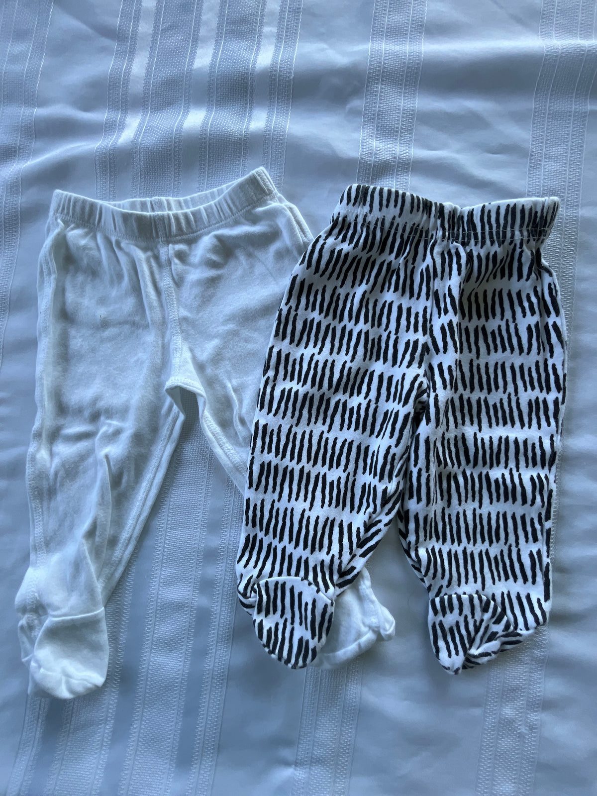 #43 Girls 3-6 mo footed pants set of 2 EUC