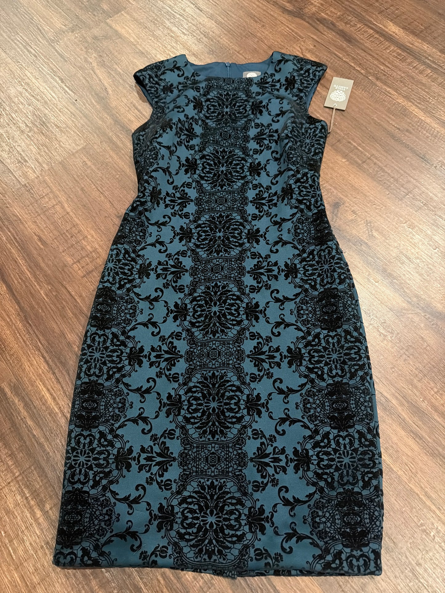 #107 nwt size 6 Vince Camuto dress