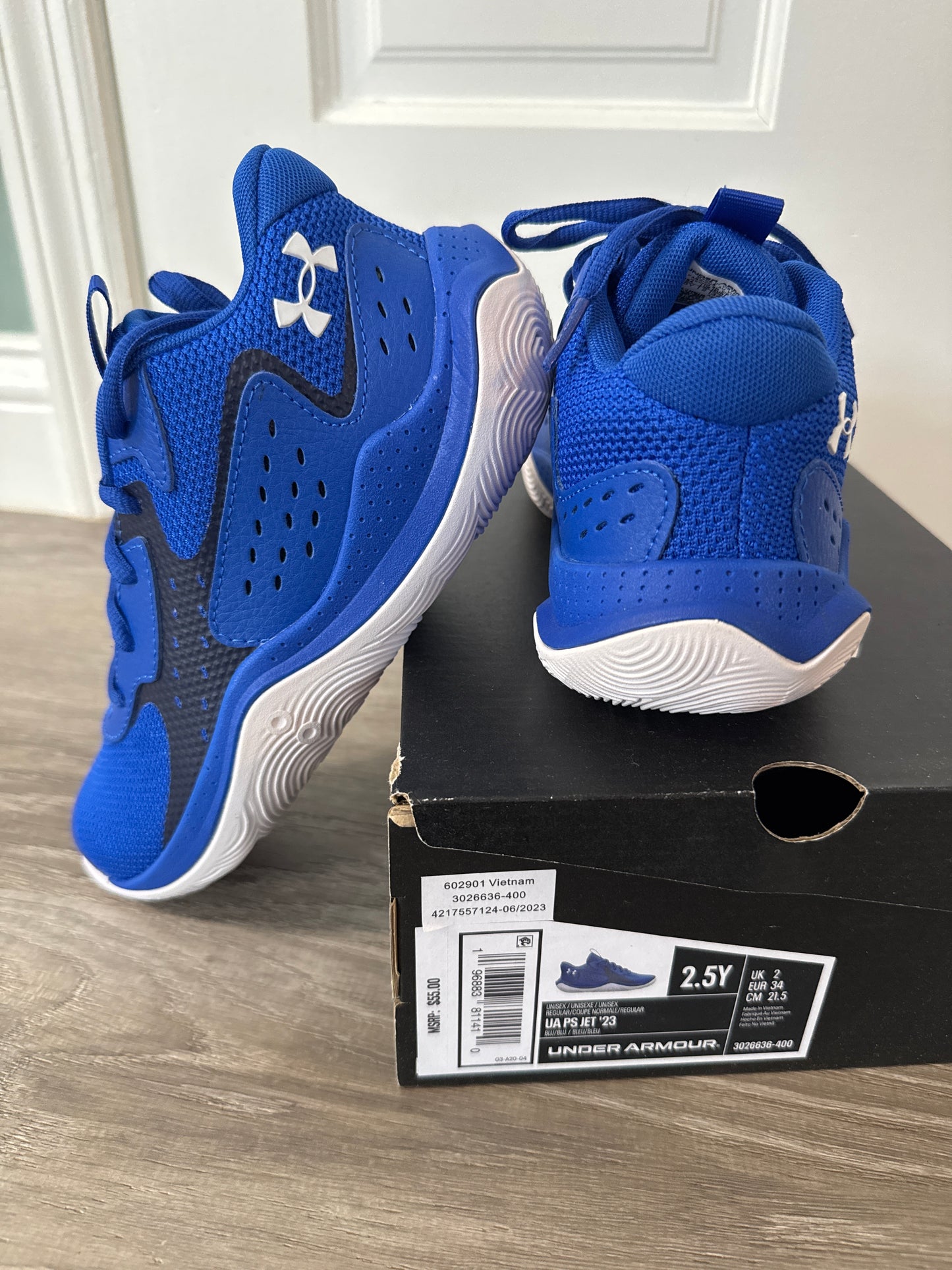 #149 Boys size 2.5 under armour Athletic shoes
