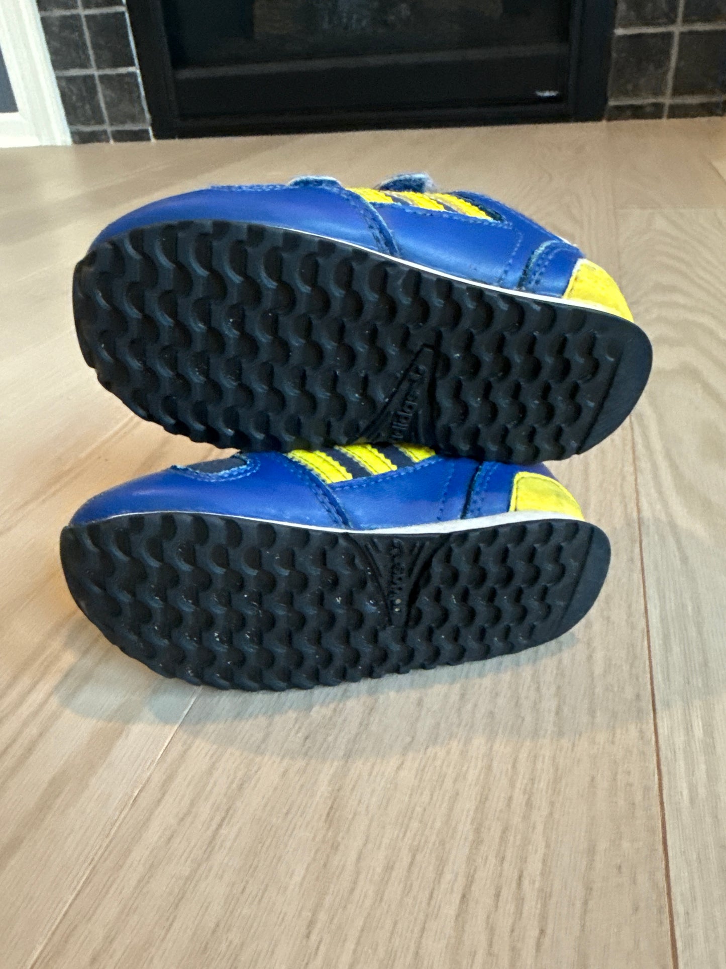 Seller #216 Boys blue Velcro Adidas shoes, sz 6 VGUC