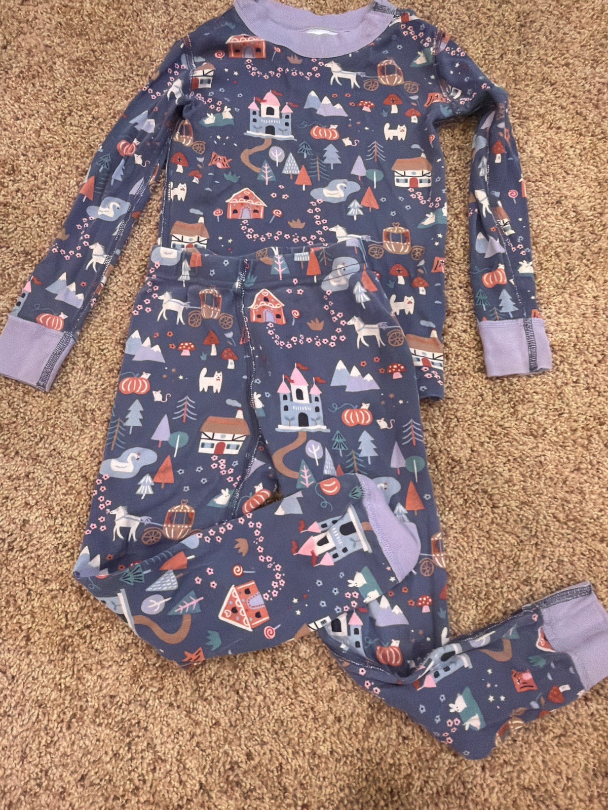#47 girls 4T Hanna Andersson pajamas. Tiniest blemish on collar. See pic